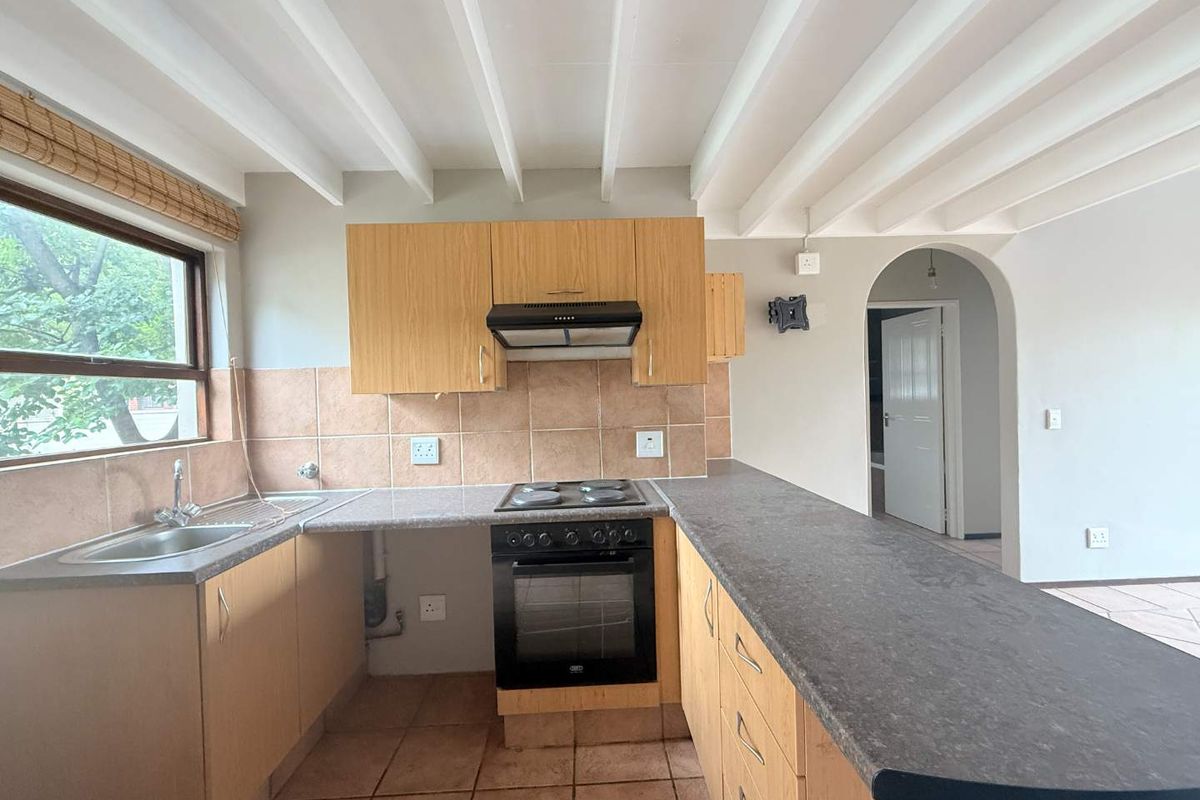 Loft Apartment with Stunning Views in Paulshof - Photo 3