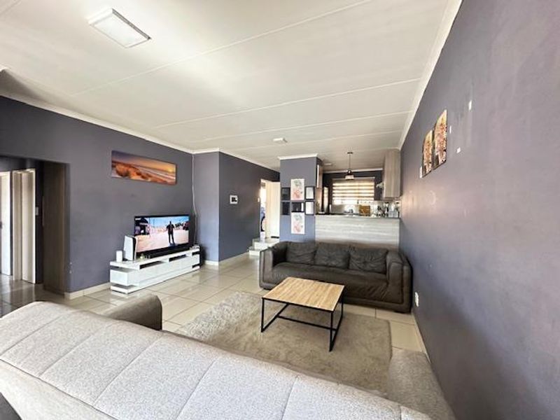 Modern 3-Bedroom Home for Sale in Heatherview, Akasia - Photo 4