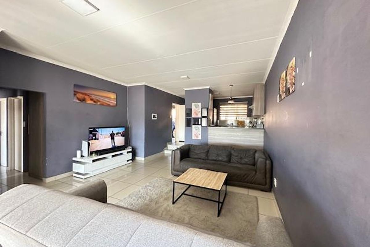 Modern 3-Bedroom Home for Sale in Heatherview, Akasia - Photo 4