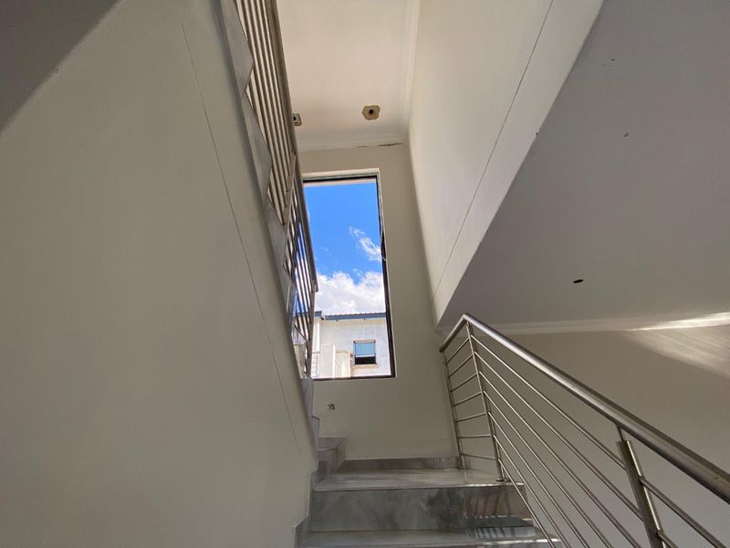 Newly Built Estate Home - Photo 7