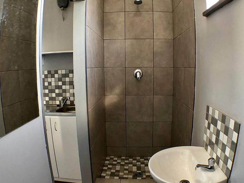 Bachelor Apartment - Available Immediately - Photo 5