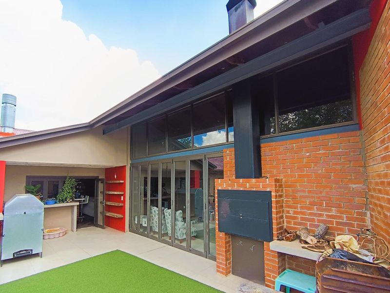 Versatile Home with 2 Flats: Family or Multiple Income Streams - Photo 5