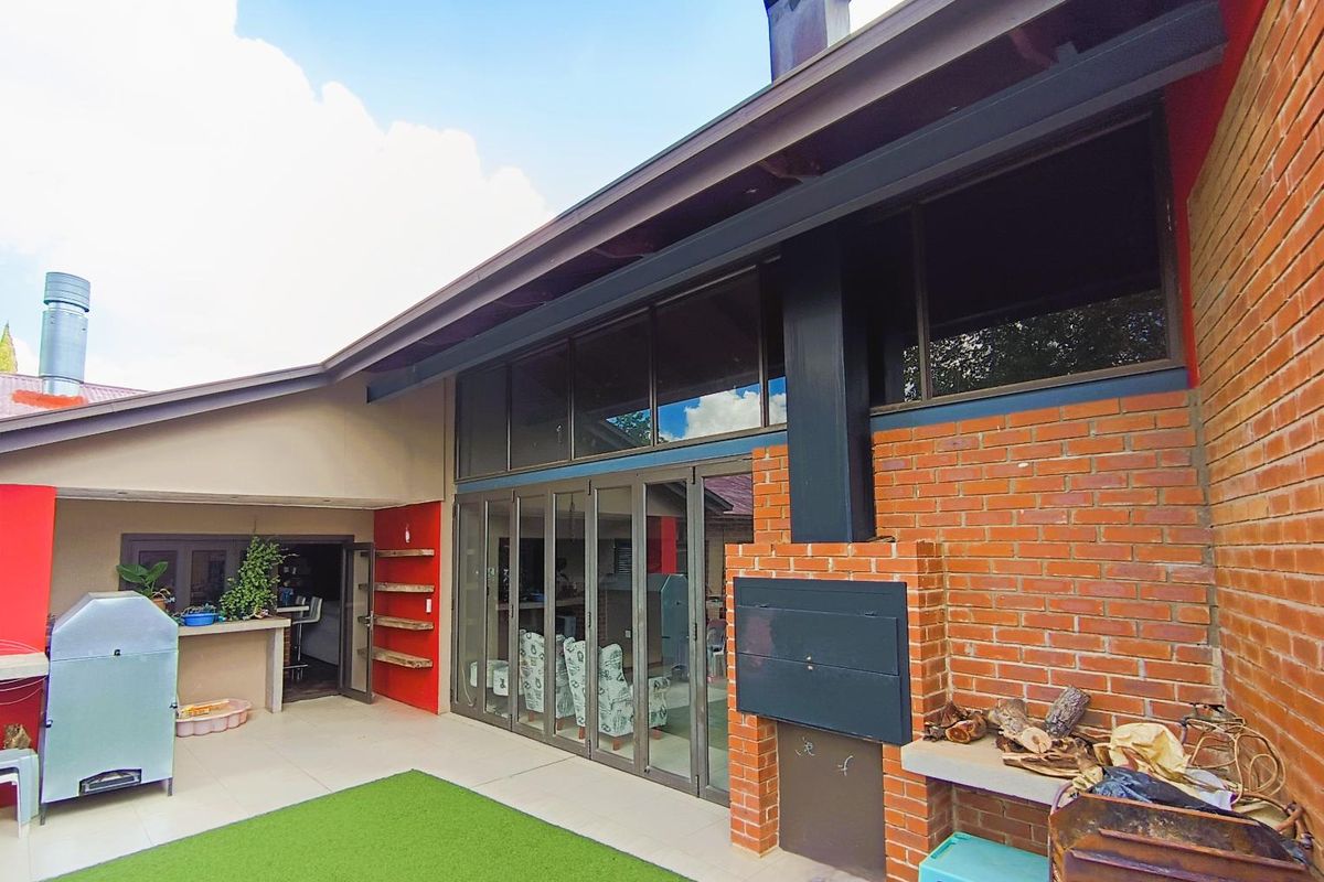 Versatile Home with 2 Flats: Family or Multiple Income Streams - Photo 5