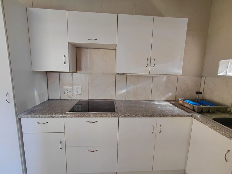 Spacious 2-Bedroom, 2-Bathroom Garden Cottage with Loft - Photo 4