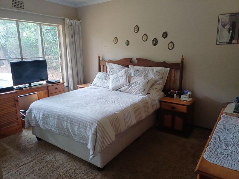 VERSATILE FAMILY HOME WITH BUSINESS POTENTIAL IN VAN RIEBEECK PARK - Photo 3