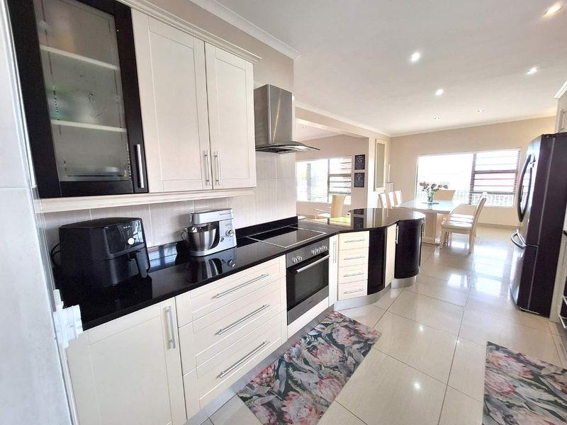 Spacious 5 Bedroom House with Stunning Ocean View in Dana Bay - Photo 10