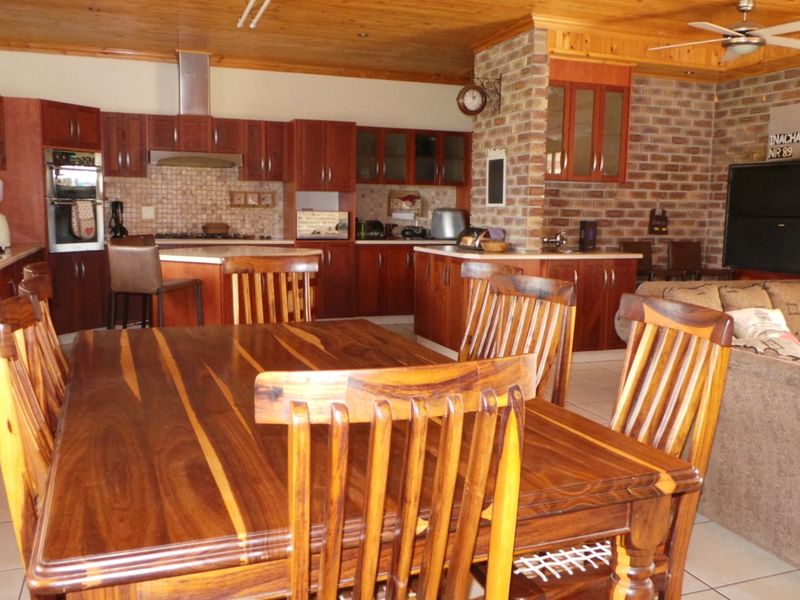 Well located family home close to Town, Hospital and School perfect for the extended family or for home office - Photo 5
