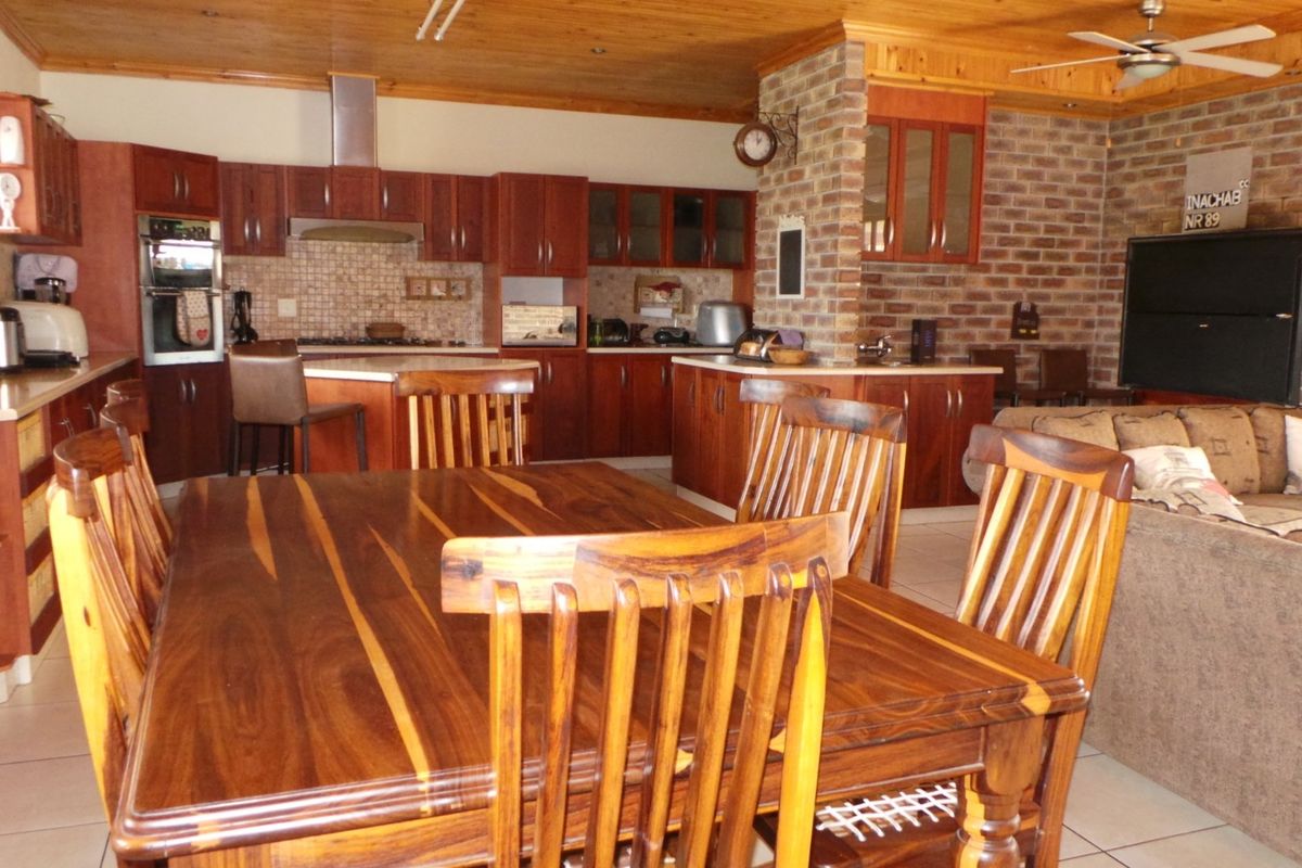 Well located family home close to Town, Hospital and School perfect for the extended family or for home office - Photo 5