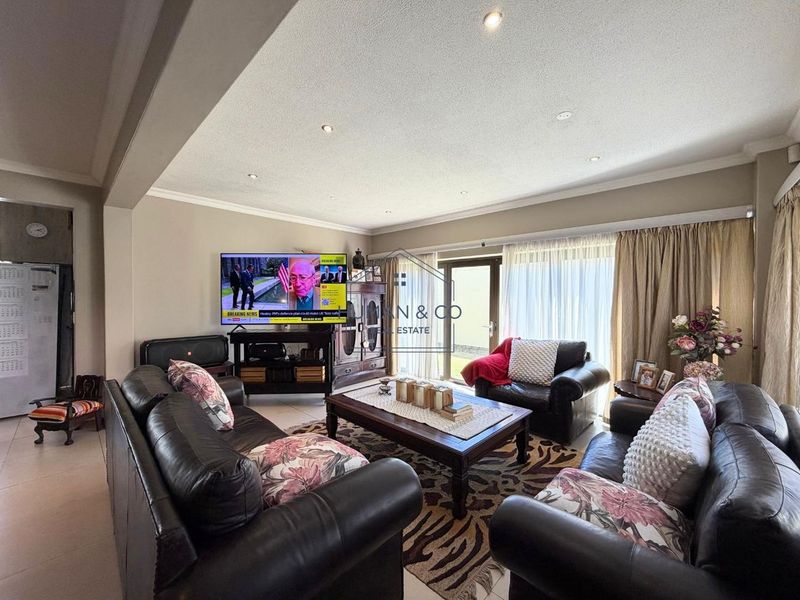 Modern 3-bedroom home in Fairway Estate - Photo 4
