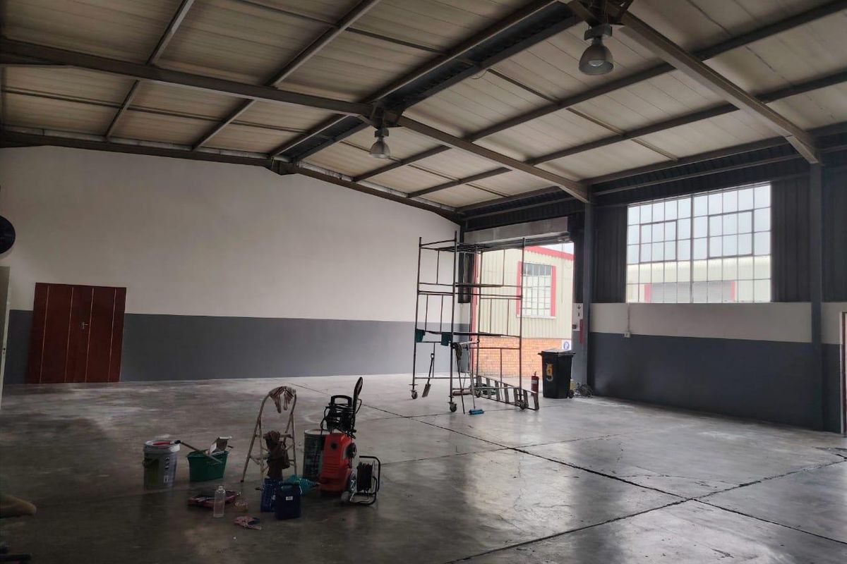 Neat Newly painted 230m2 Factory to let - Photo 4