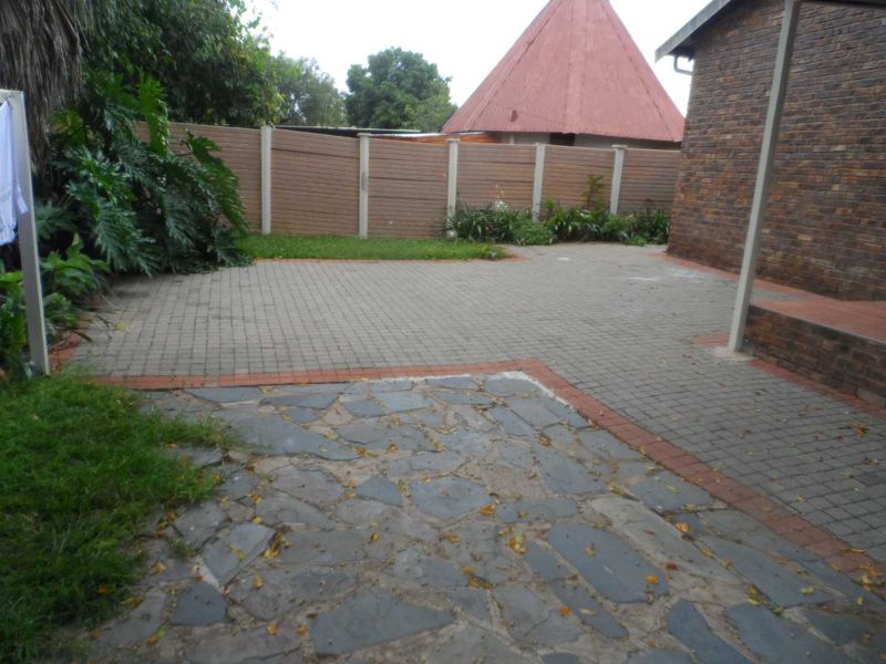 2 BEDROOM COTTAGE TO RENT IN PHILIP NEL PARK - Photo 3