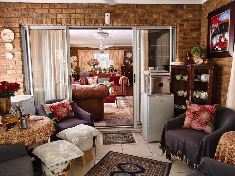 Immaculate and Stylish 2-Bedroom Property in a Secluded Cul-de-Sac - Photo 4