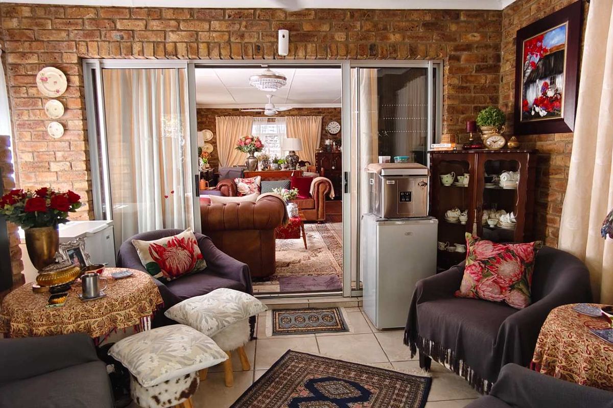 Immaculate and Stylish 2-Bedroom Property in a Secluded Cul-de-Sac - Photo 4