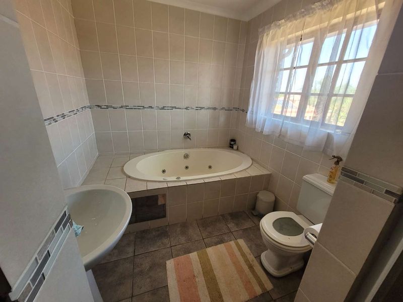 SOUGHT AFTER SECURITY ESTATE ! MAKE AN OFFER! - Photo 6