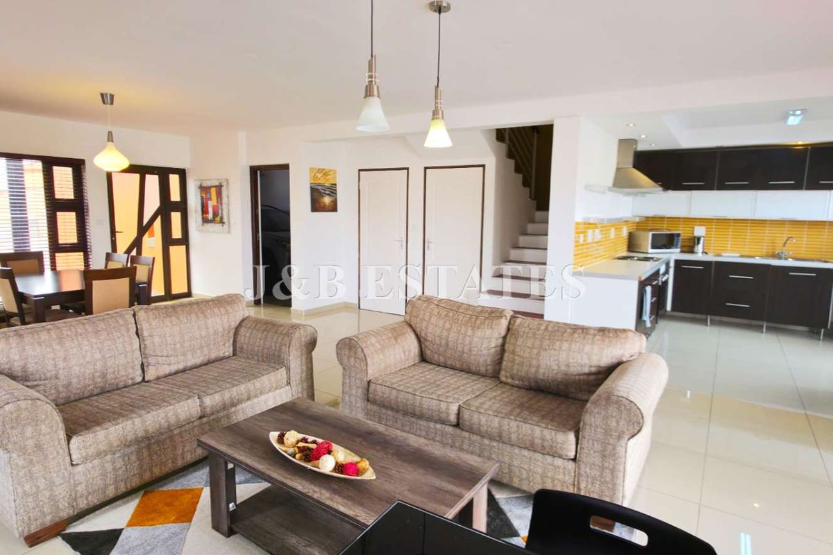 Beautiful Duplex In Prime Area - Photo 3