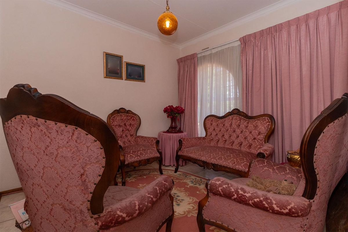 Perfect Lock-Up-and-Go 3 Bedroom Townhouse in Birchleigh North - Photo 3