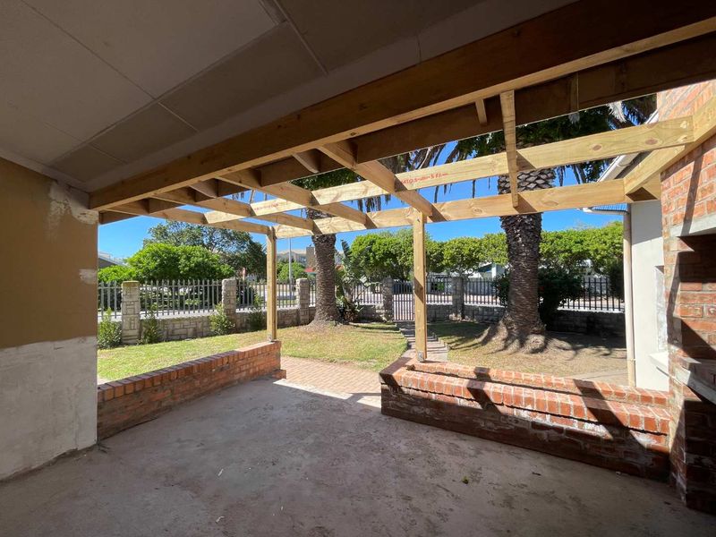 Restore the Charm – Spacious Hartenbos Central Home with Pool & Wooden Floors - Photo 5