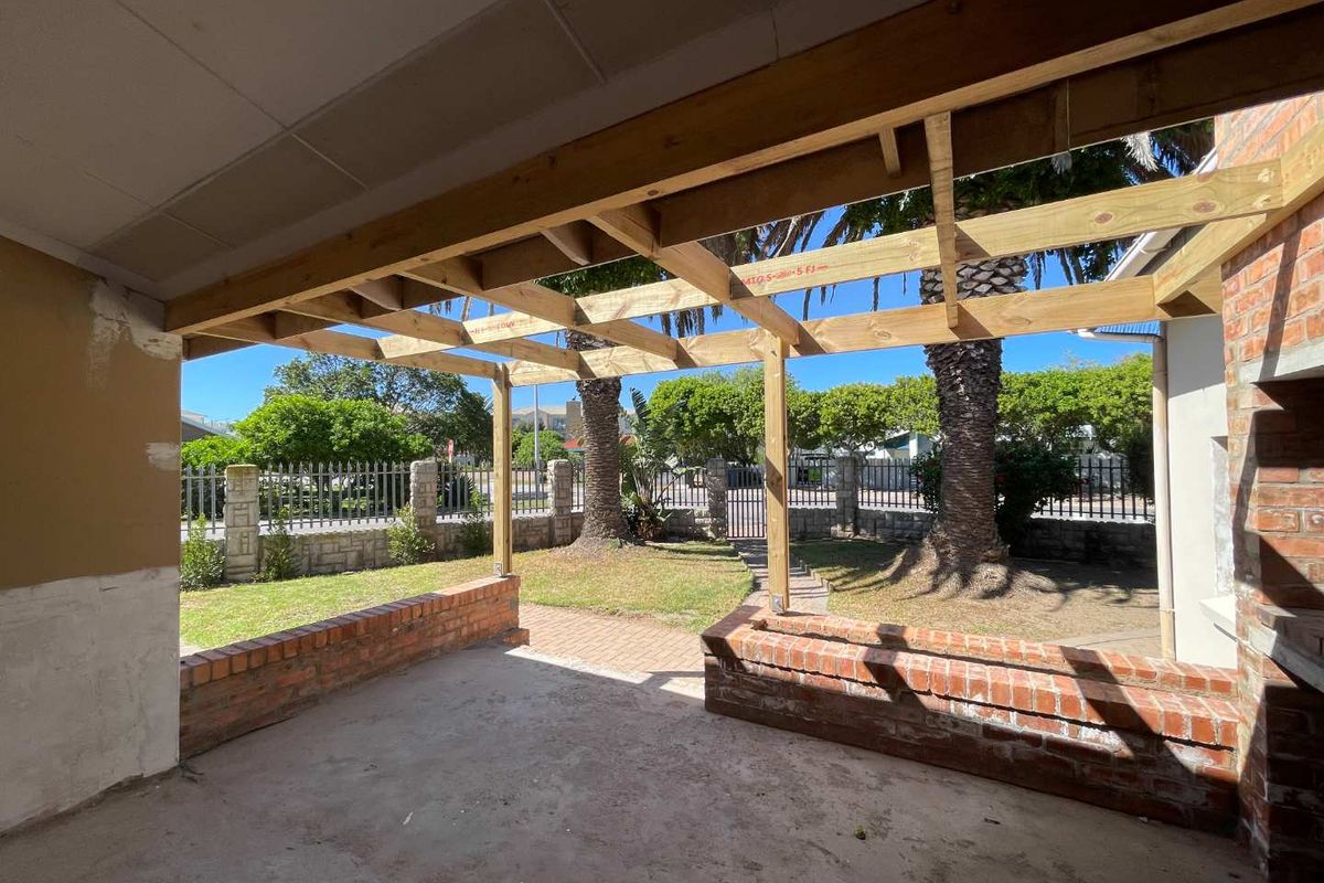 Restore the Charm – Spacious Hartenbos Central Home with Pool & Wooden Floors - Photo 5