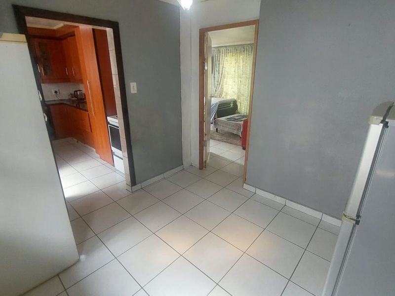 Dual Living Space: Main Home Plus Private Flatlet Included. - Photo 7