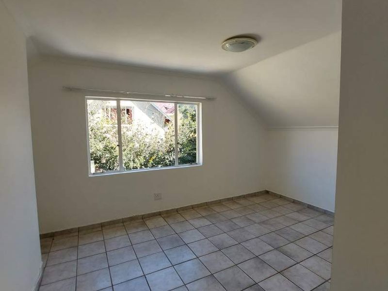 Very Spacious, Neat as a Pin Townhouse in Secure Complex with a Pet Friendly Garden - Photo 8