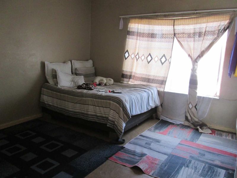 BEAUTIFUL, NEAT AND CLEAN [ 1.5] ONE AND HALF BEDROOM APARTMENT FOR SALE IN PRETORIA WEST BARGAIN - Photo 9