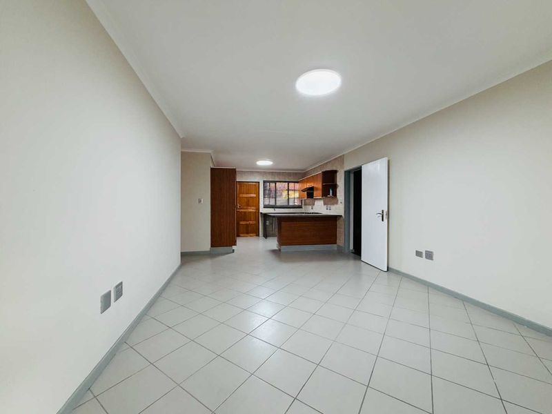 Move-In Ready 3 Bedroom, 2 Bath Renovated Home in Secure North Riding Complex - Photo 4