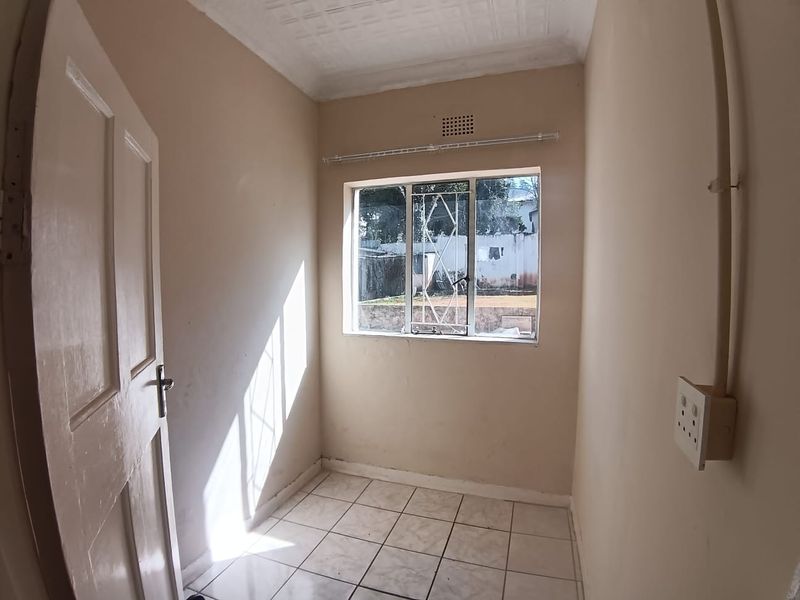 Charming 2 bedroom home with 3 cottages in quiet secure area - Photo 7