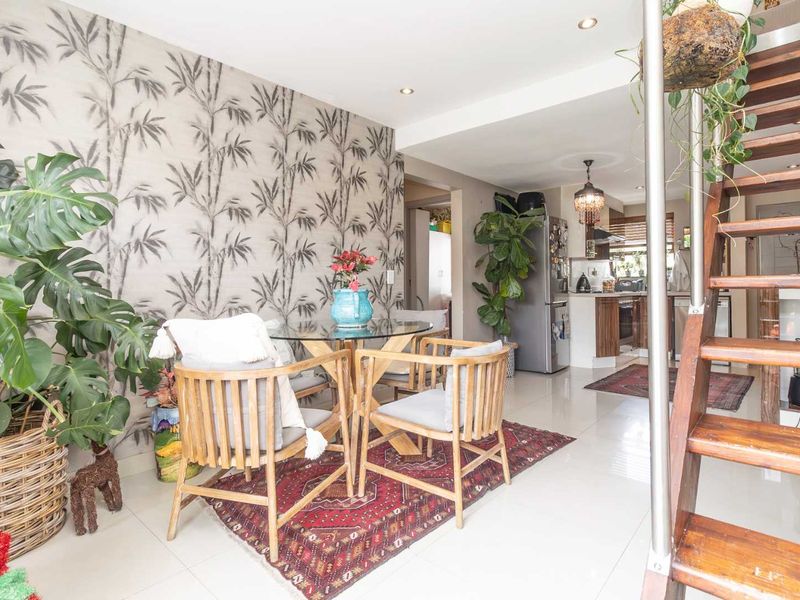 Bright Two Bedroom Loft Apartment with Amazing Views - Photo 7