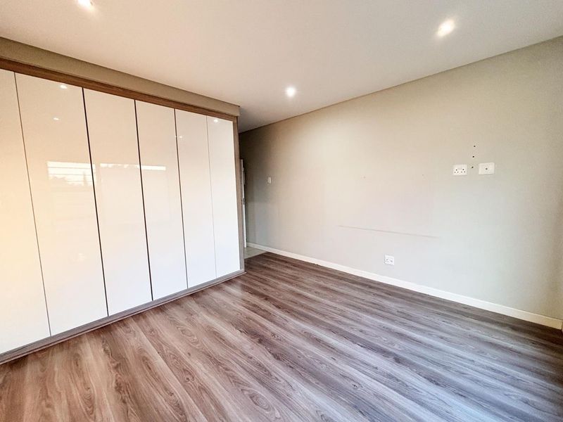 Modern, Light-Filled 2 Bedroom Apartment with Private Terrace – Farrarmere - Photo 5