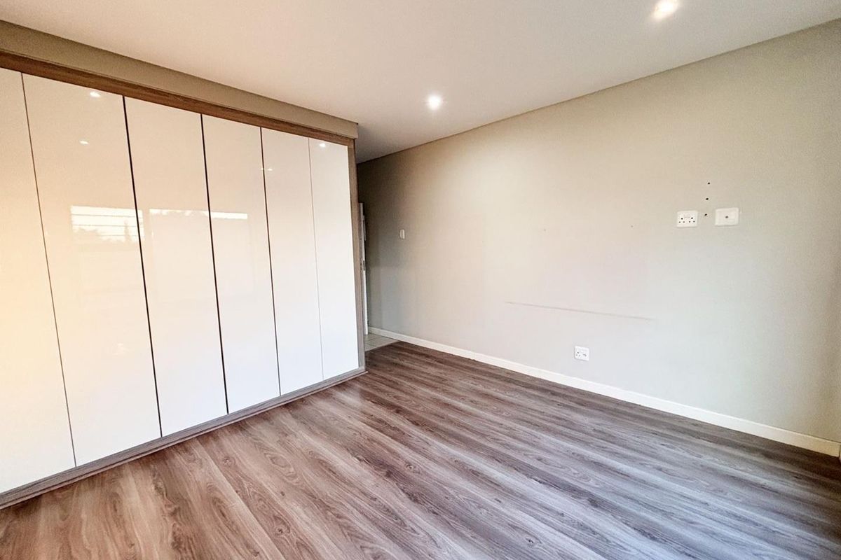 Modern, Light-Filled 2 Bedroom Apartment with Private Terrace – Farrarmere - Photo 5