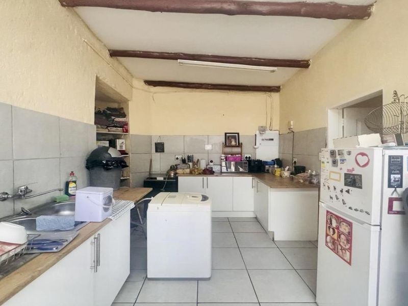 5 Bed | 3 Bath | Study | Flatlet | Pool | Single Garage – Bendor Bargain Potential - Photo 2