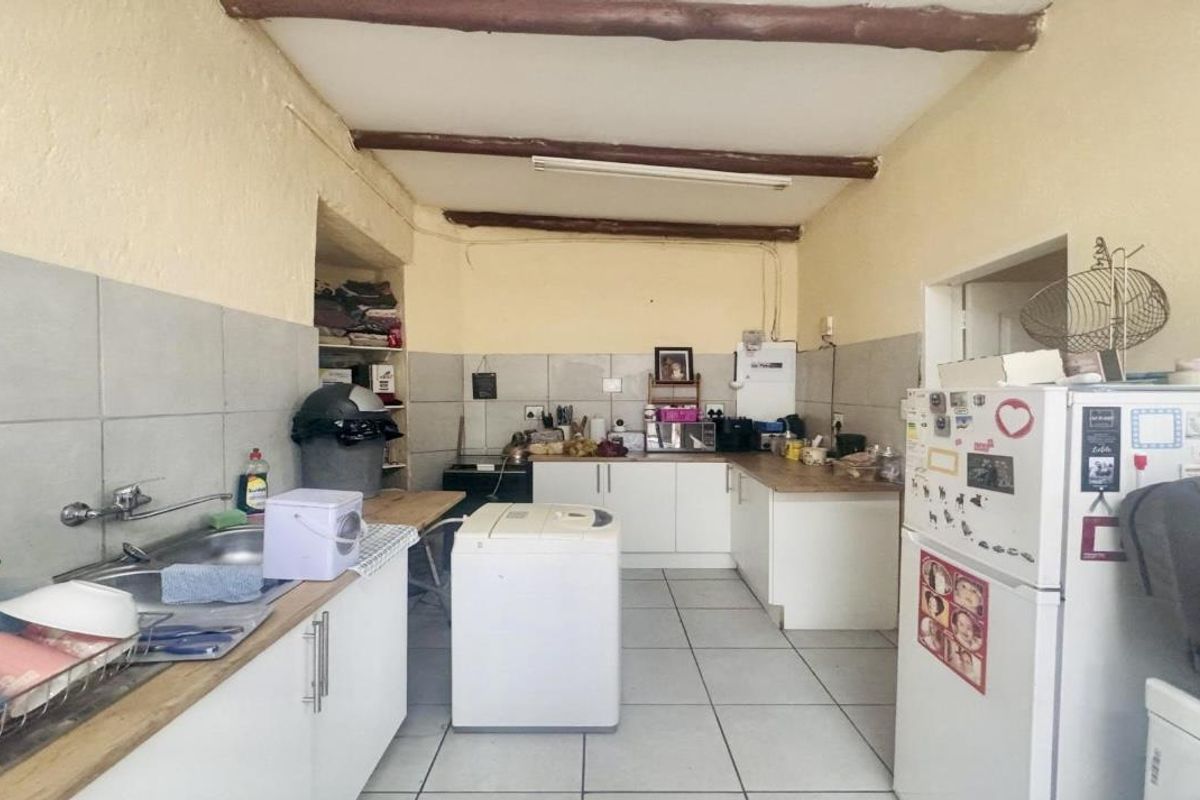 5 Bed | 3 Bath | Study | Flatlet | Pool | Single Garage – Bendor Bargain Potential - Photo 2