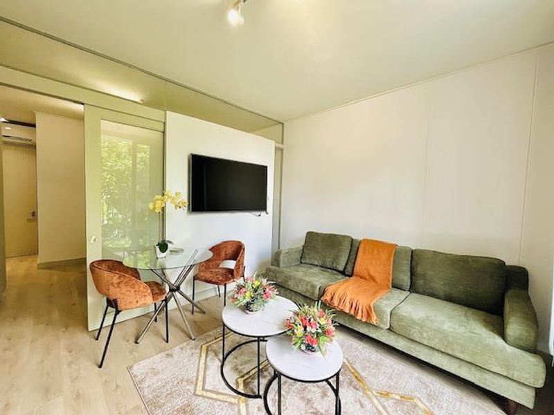 Ultra-Modern Furnished Luxury Studio Apartment in the Heart of Rosebank - Photo 4