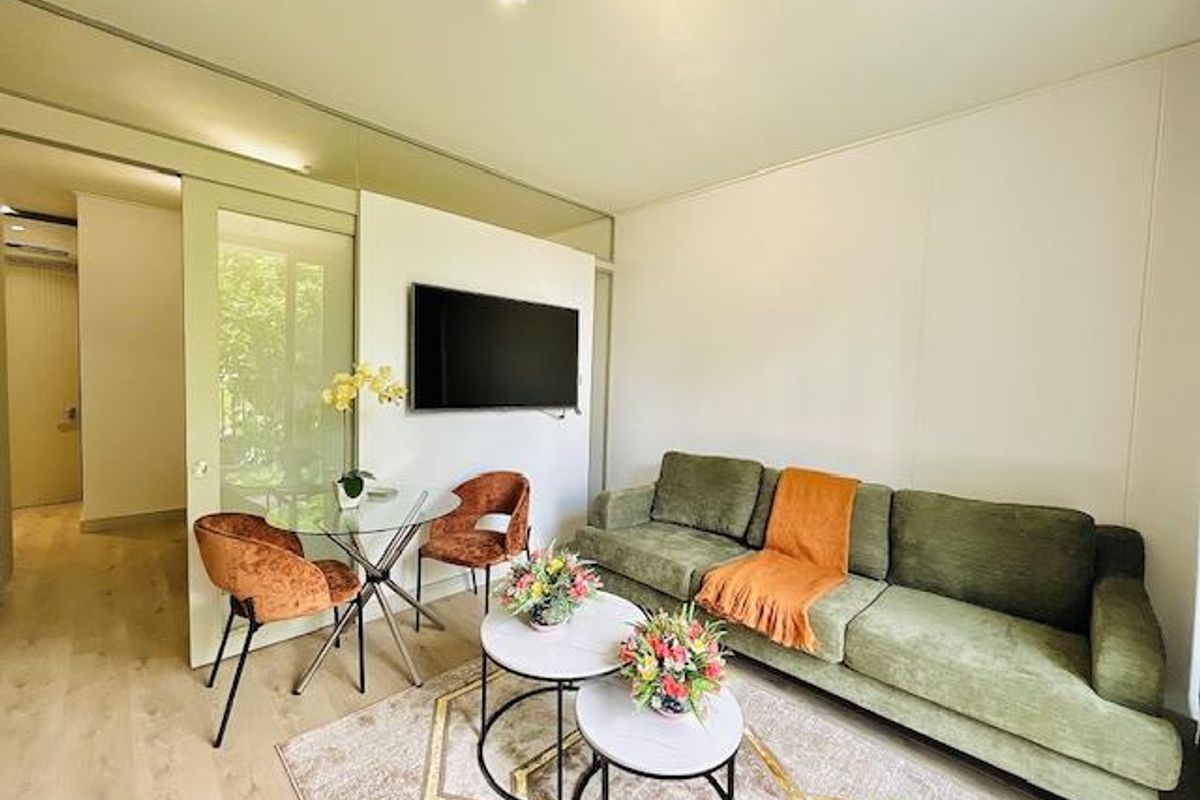 Ultra-Modern Furnished Luxury Studio Apartment in the Heart of Rosebank - Photo 4