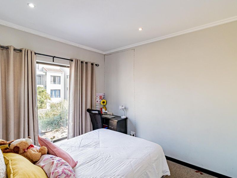 Stylish Corner Loft Apartment in a Sought After Estate - Photo 6
