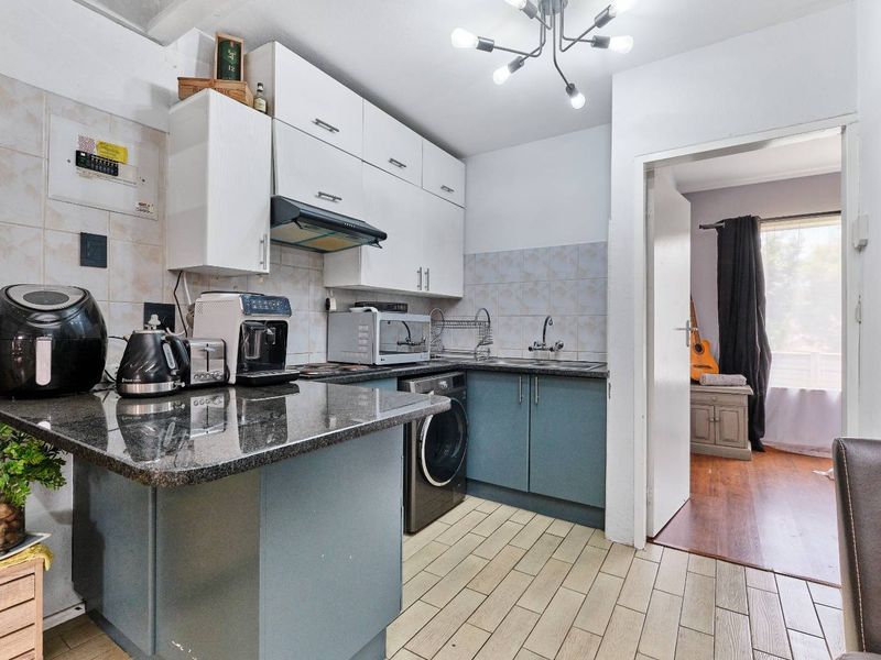 Charming Double-Story Face Brick Townhouse - Photo 6