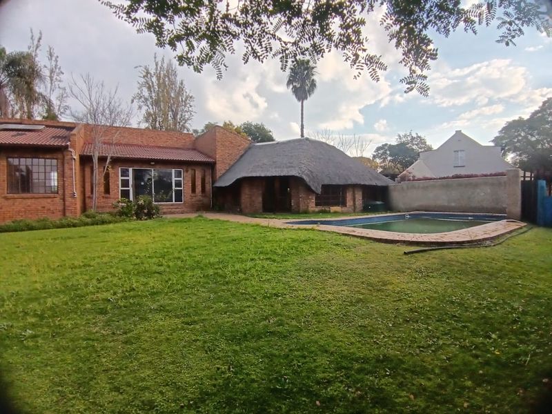 Stunning 4 bedroom spacious family home with lots of potential - Photo 2