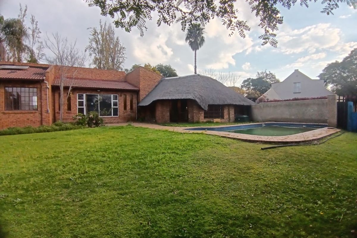 Stunning 4 bedroom spacious family home with lots of potential - Photo 2