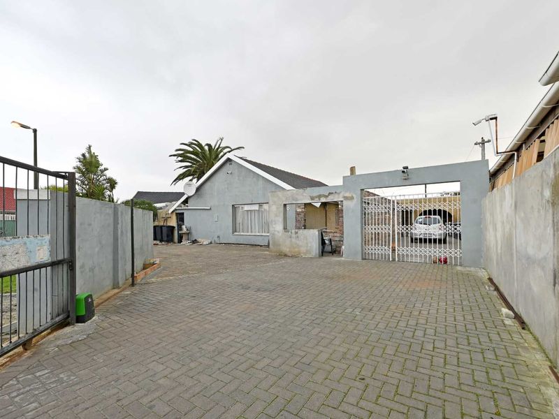 Spacious Dual Living Property - Photo 2