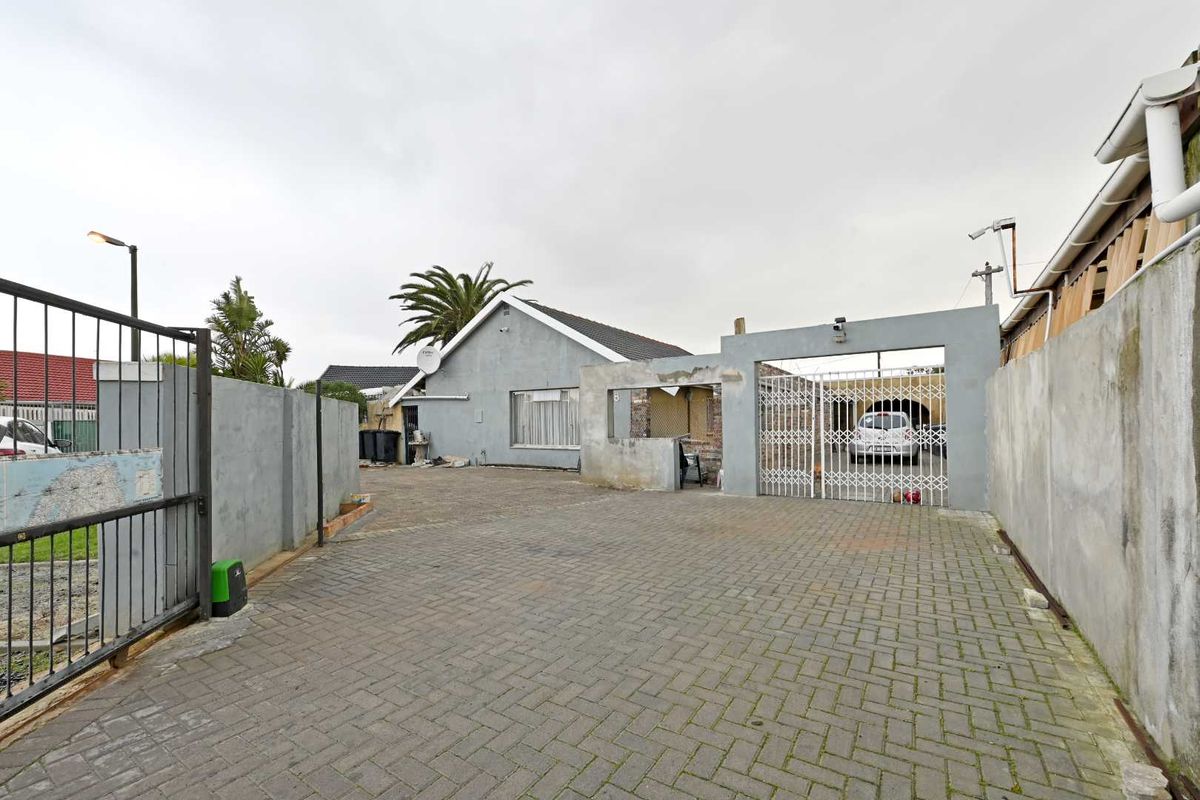 Spacious Dual Living Property - Photo 2