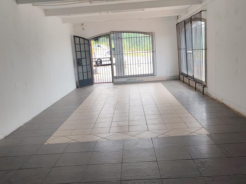 Unlock the potential with this prime space - Photo 9