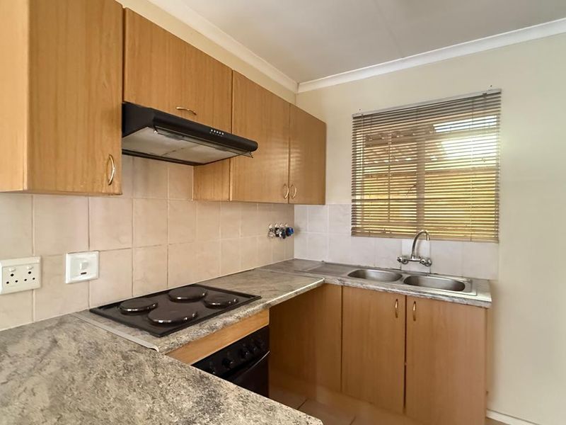 Spacious 3 Bedroom 2 bathroom sectional title unit for the Extended Family Home - Photo 8