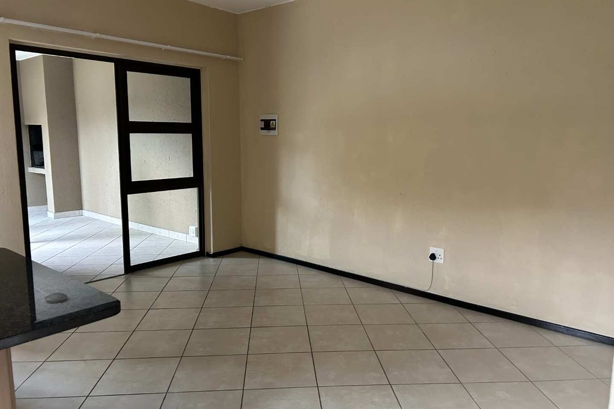 Ground floor with enclosed patio and pet friendly - Photo 5