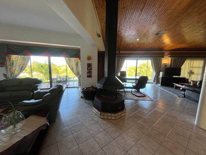 Impressive Family Home with Spectacular Views in a Prime Location - Photo 6