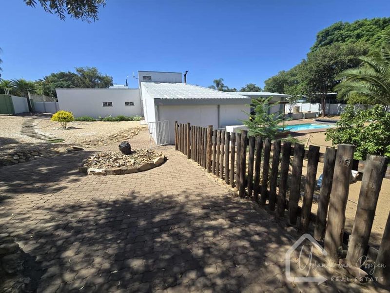 NEWLY LISTED - SPACIOUS SANCTUARY - Photo 9