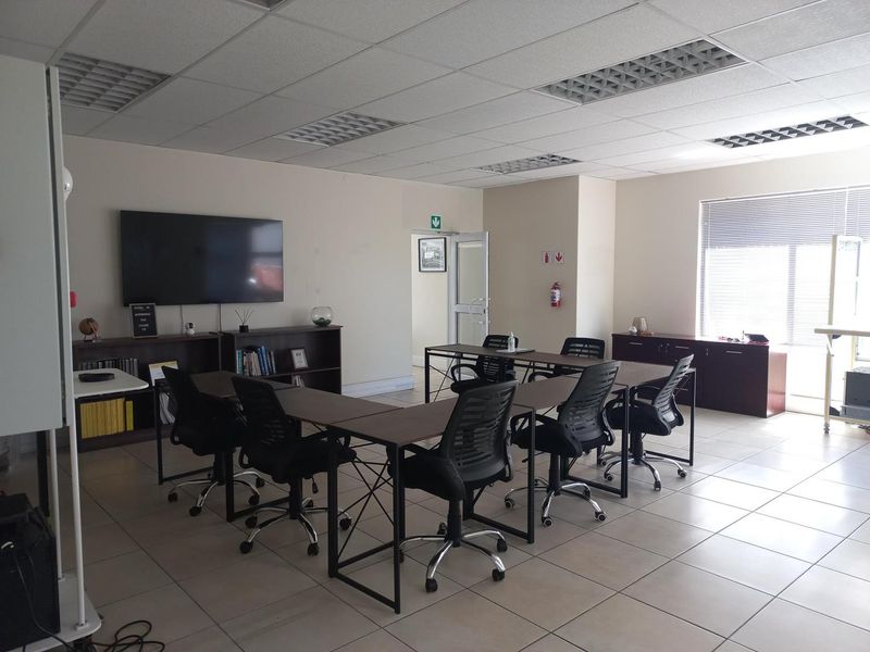 Free standing warehouse / operations premises, available immediately! - Photo 7