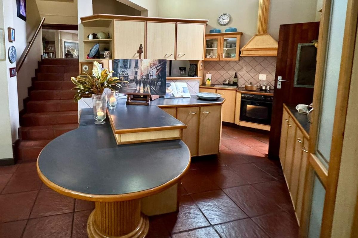 Spacious 4-Bedroom Family Home with Pool in Meer En See - Photo 2