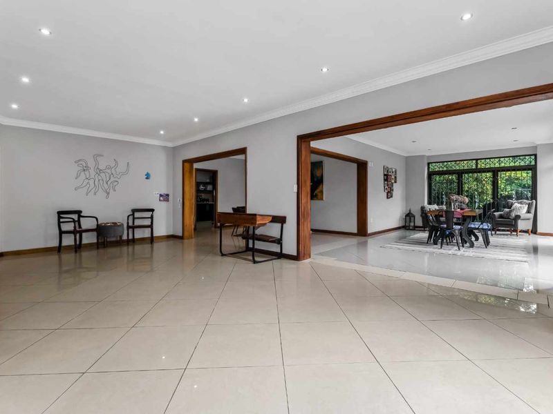 SPACIOUS ENTERTAINER FAMILY HOME IN A QUIET AND CONVENIENT BOOMED LOCATION - Photo 6