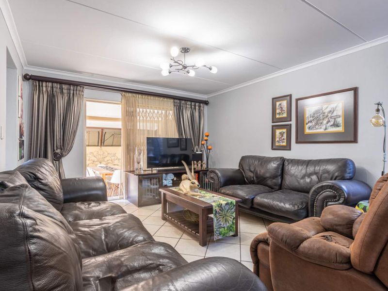 Charming Duplex Unit with Modern Amenities - Photo 5