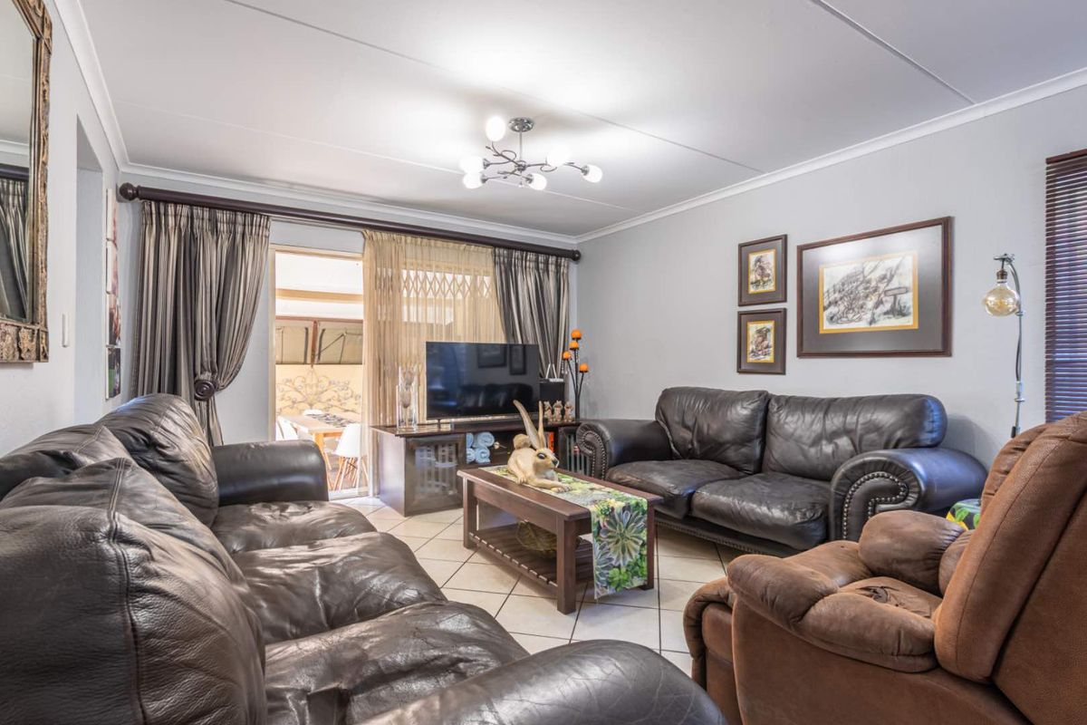 Charming Duplex Unit with Modern Amenities - Photo 5